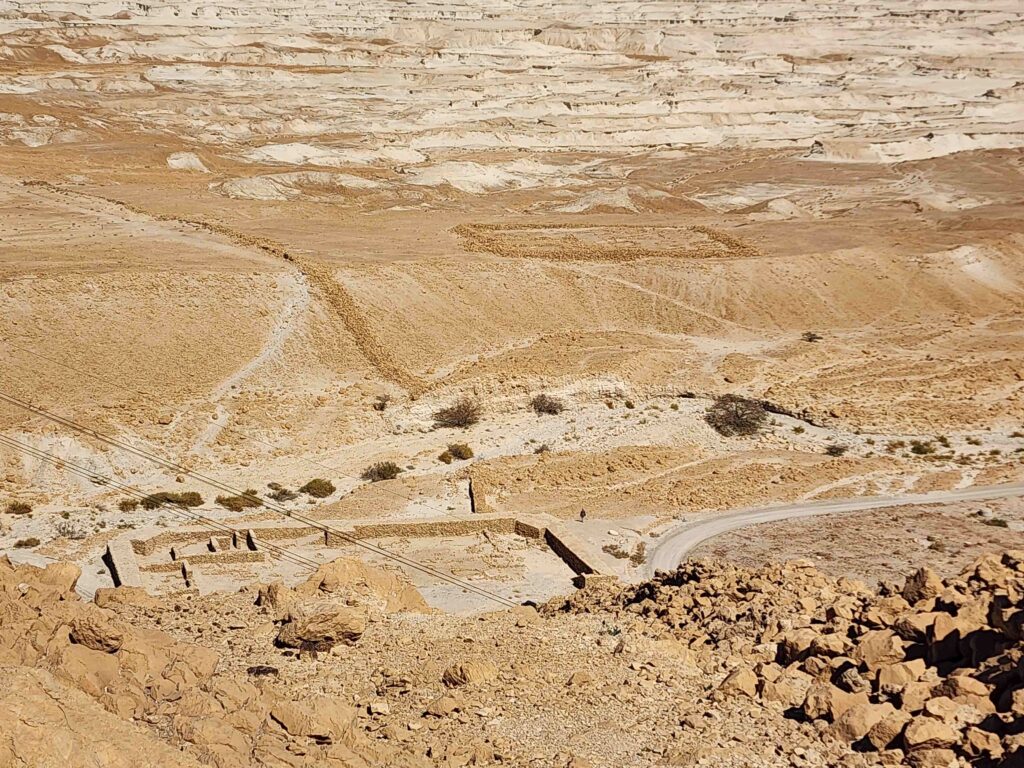 מבט אל מחנות רומיים מהתצפית על הר אלעזר