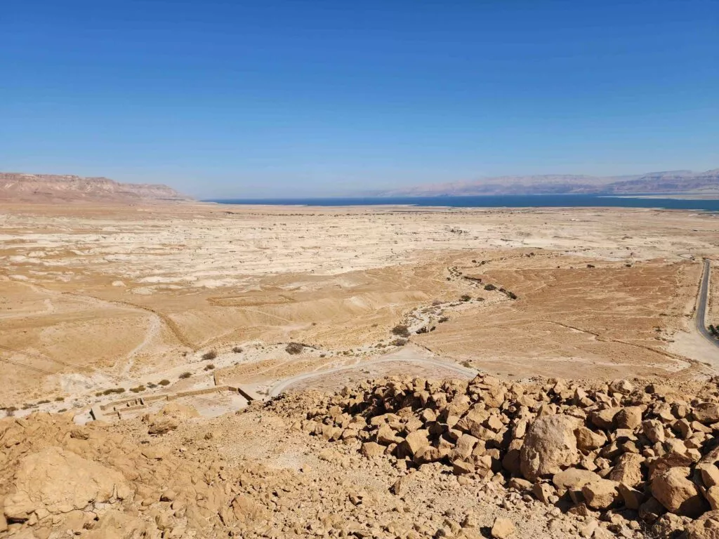 מבט אל המחנות הרומיים מהתצפית על הר אלעזר