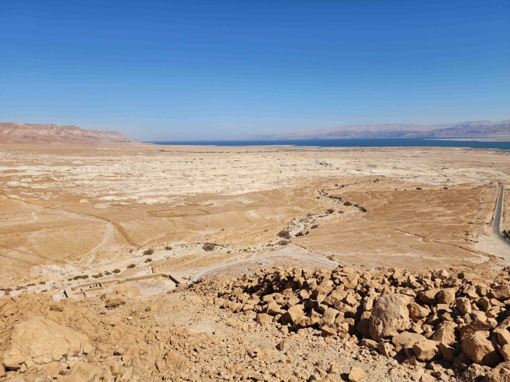 מבט אל המחנות הרומיים מהתצפית על הר אלעזר