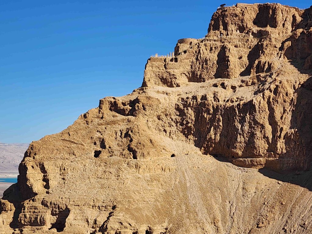 מבט מלמטה אל הארמון הצפוני במצדה