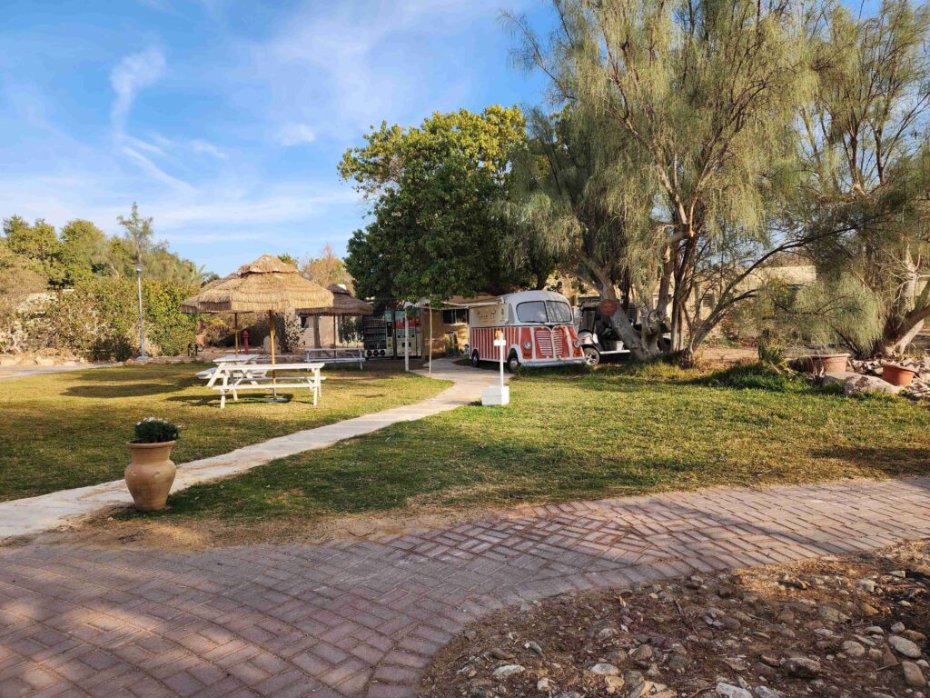 עמדת הקבלה של מלון המטיילים בלוטן